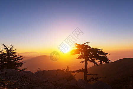 土耳其山脉美丽的自然景观荔枝路徒步旅行者中很名图片