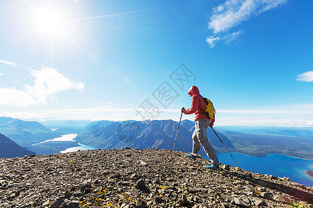 加大山区徒步旅行的人徒步旅行北美最受欢迎的娱乐活动活动很多风景如画的小径图片