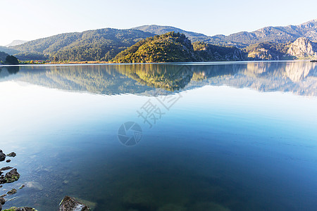 风景如画的湖水平静图片