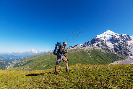 徒步旅行者沿着绿山高加索山脉,斯瓦内蒂,格鲁吉亚夏天的季节背景图片