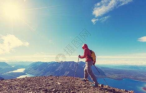 加大山区徒步旅行的人徒步旅行北美最受欢迎的娱乐活动活动很多风景如画的小径图片