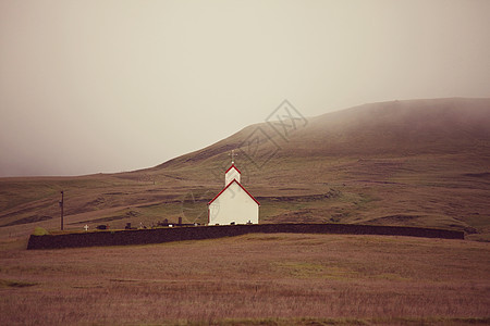 冰岛乡村景观雾山的礼拜堂图片