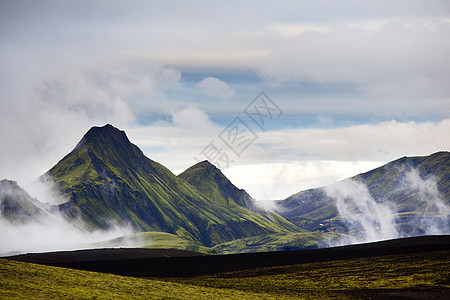 美丽的冰岛景观多云天气下的绿色火山山脉图片