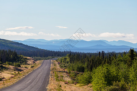 山上风景优美的道路图片