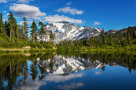 风景图片湖与山树山倒影华盛顿,美国背景图片