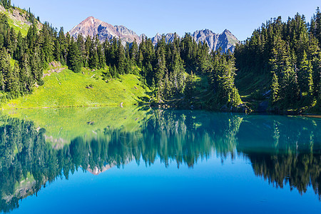 山湖平静的景色山湖边,岩石平静的水中反射图片