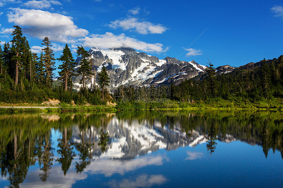 图片湖风景如画的与山树山倒影华盛顿,美国图片