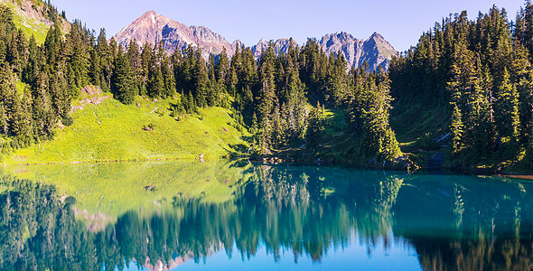 山湖平静的景色山湖边,岩石平静的水中反射图片