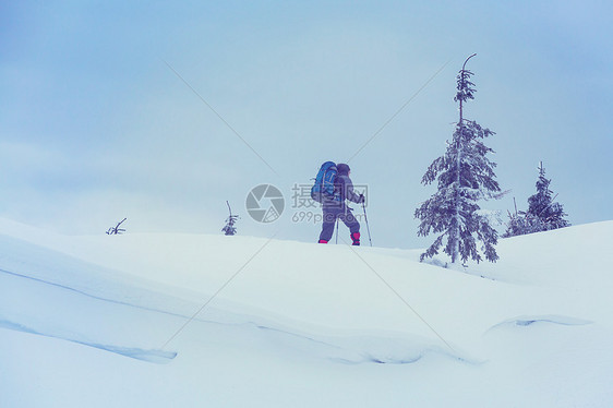 冬季远足冬天山上的徒步旅行者图片
