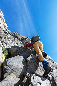 登山者岩石地形上爬来图片