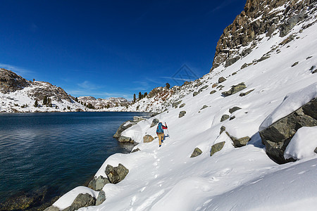 带着徒步旅行设备的人美国加州内华达山脉行走图片