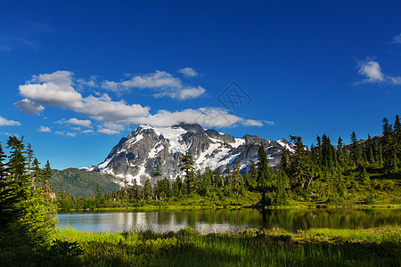 风景图片湖与山树山倒影华盛顿,美国背景图片