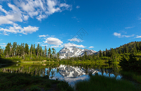 风景图片湖与山树山倒影华盛顿,美国背景图片