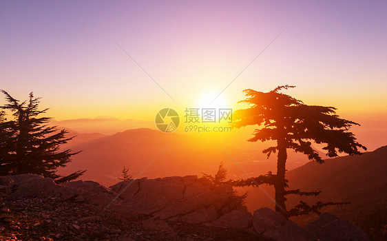 土耳其山脉美丽的自然景观荔枝路徒步旅行者中很名图片