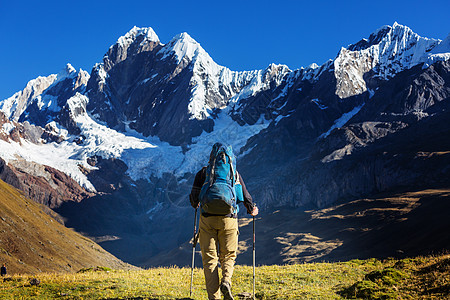 秘鲁科迪勒拉山的徒步旅行场景图片