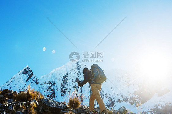 秘鲁科迪勒拉山的徒步旅行场景图片