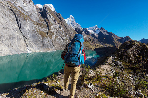 秘鲁科迪勒拉山的徒步旅行场景图片