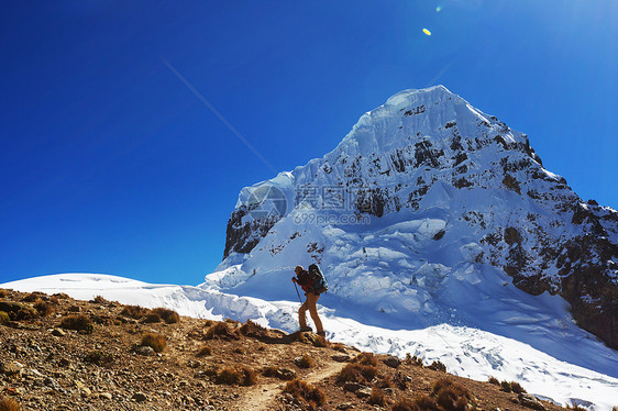 秘鲁科迪勒拉山的徒步旅行场景图片