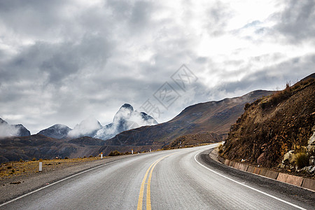 山上风景优美的道路图片