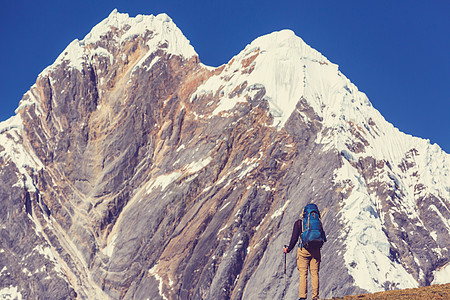 秘鲁科迪勒拉山的徒步旅行场景图片