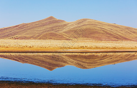 秘鲁安斯山脉风景如画的湖泊图片