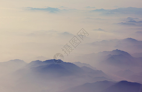 雾山山的轮廓背景