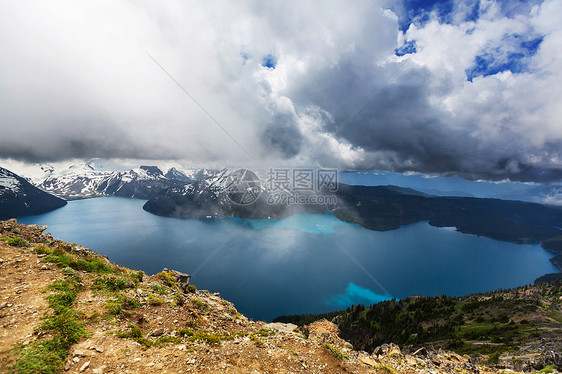 徒步加大惠斯勒附近风景如画的加里波迪湖的绿松石水域列颠哥伦比亚省非常受欢迎的徒步旅行目的地图片