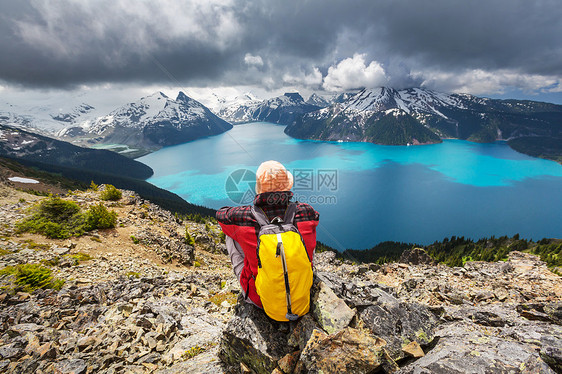 加大山区徒步旅行的人徒步旅行北美最受欢迎的娱乐活动活动很多风景如画的小径图片