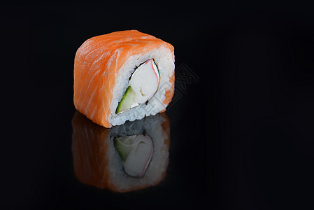 黑色背景上鲑鱼的寿司图片