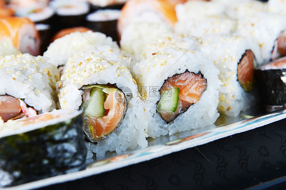 新鲜美味的传统日本寿司图片