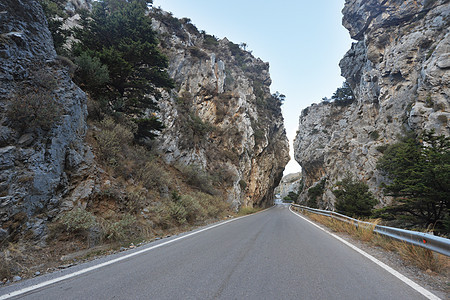 蜿蜒的道路蜿蜒穿过山图片