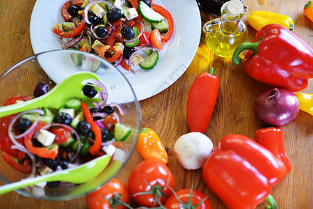 新鲜沙拉配西红柿橄榄胡椒其他蔬菜图片