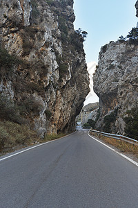 蜿蜒的道路蜿蜒穿过山图片