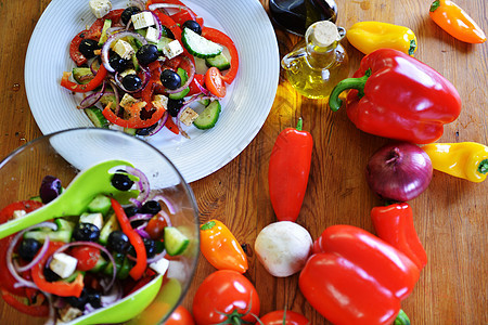 新鲜沙拉配西红柿橄榄胡椒其他蔬菜图片