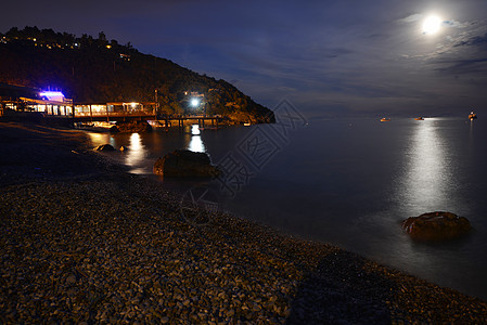度假小镇的月亮夜风景图片