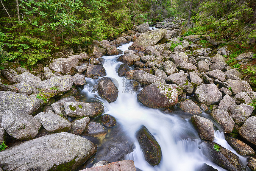 山中流水的小溪