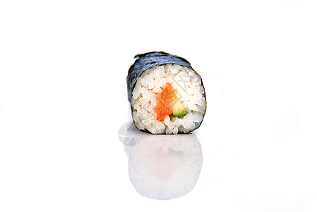 白色背景上美味的寿司卷图片