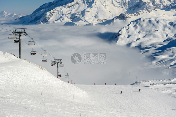 高山冬山景观与滑雪升降机斜坡阳光明媚的日子里,法国阿尔卑斯山上覆盖着雪瓦尔迪塞尔,阿尔卑斯山,法国图片