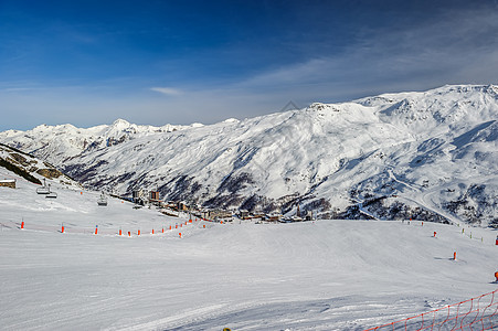 高山冬山景观阳光明媚的日子里,法国阿尔卑斯山上覆盖着雪梅里贝尔,法国图片