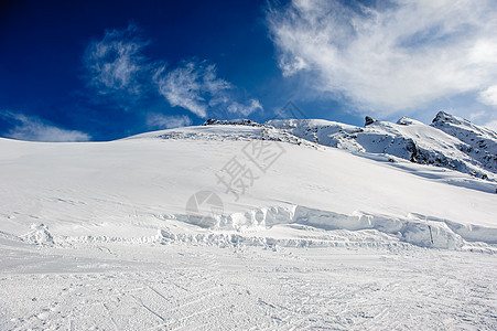 高山冬山景观阳光明媚的日子里,法国阿尔卑斯山上覆盖着雪瓦尔迪塞尔,法国图片