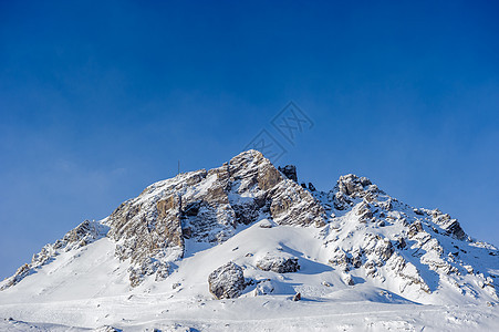 高山冬山景观阳光明媚的日子里,法国阿尔卑斯山上覆盖着雪瓦尔迪塞尔,法国图片