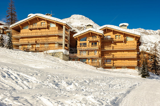 高山冬山景观阳光明媚的日子里,法国阿尔卑斯山上覆盖着雪瓦尔迪塞尔,法国图片