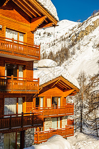 雪后房子高山冬山景观阳光明媚的日子里,法国阿尔卑斯山上覆盖着雪瓦尔迪塞尔,法国背景
