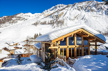 高山冬山景观阳光明媚的日子里,法国阿尔卑斯山上覆盖着雪瓦尔迪塞尔,法国图片