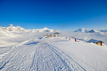 冬天山上的滑雪缆车站高山冬山景观阳光明媚的日子里,法国阿尔卑斯山上覆盖着雪瓦尔迪塞尔,阿尔卑斯山,法国图片