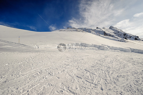 高山冬山景观阳光明媚的日子里,法国阿尔卑斯山上覆盖着雪瓦尔drsquoIsere,法国图片