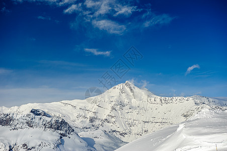 高山冬山景观阳光明媚的日子里,法国阿尔卑斯山上覆盖着雪瓦尔迪塞尔,法国图片