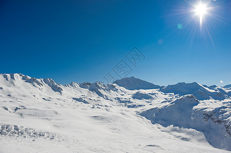 高山冬山景观阳光明媚的日子里,法国阿尔卑斯山上覆盖着雪瓦尔迪塞尔,法国图片