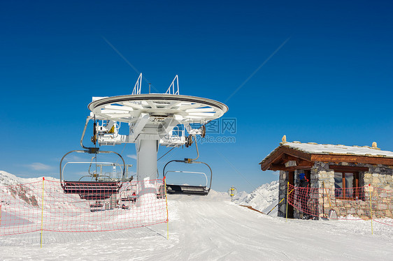 冬天山上的滑雪缆车站高山冬山景观阳光明媚的日子里,法国阿尔卑斯山上覆盖着雪瓦尔迪塞尔,阿尔卑斯山,法国图片