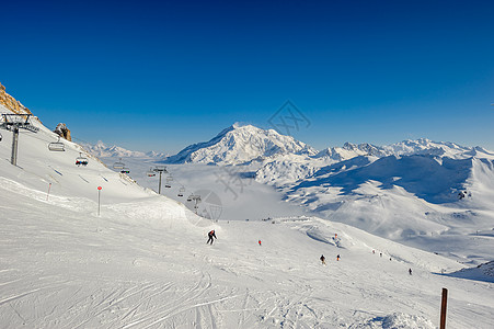 高山冬山景观与滑雪升降机斜坡阳光明媚的日子里,法国阿尔卑斯山上覆盖着雪瓦尔迪塞尔,阿尔卑斯山,法国图片